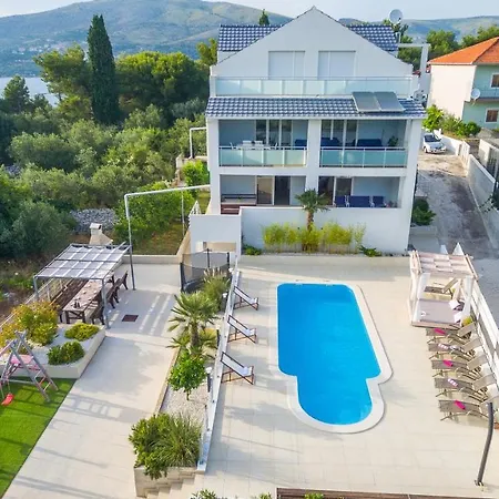 Anadi Villa *